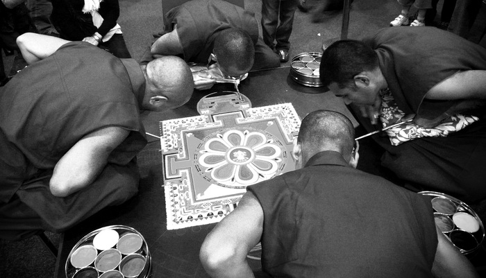 英国・ノッティンガムにて、金剛薩埵曼荼羅を砂で作成するタシ・ルンポの僧侶たち。2008年