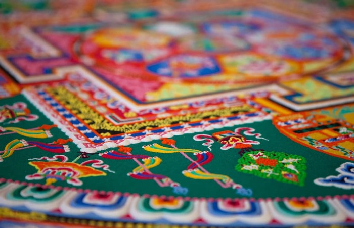 Tampak dekat dari mandala Tara Hijau yang lengkap, dibuat oleh para bhiku dari Draping Loseling di Agnes Scott College, Atlanta, Georgia, pada 2009. Gambar: © Zlatko Unger